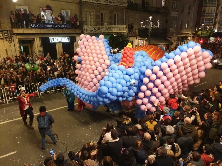 Miles de niños y niñas disfrutan junto a sus familias del desfile récord de la ciudad olívica. Melchor, Gaspar y Baltasar lanzaron caramelos desde sus carrozas.