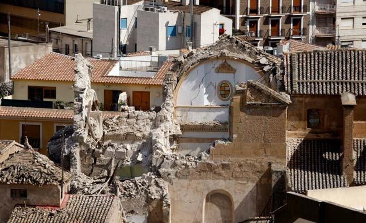 Estat en què ha quedat l’església de Santiago, amb la nau principal sense la teulada i el campanar esquerdat, després del terratrèmol que va sacsejar la localitat murciana de Llorca.
