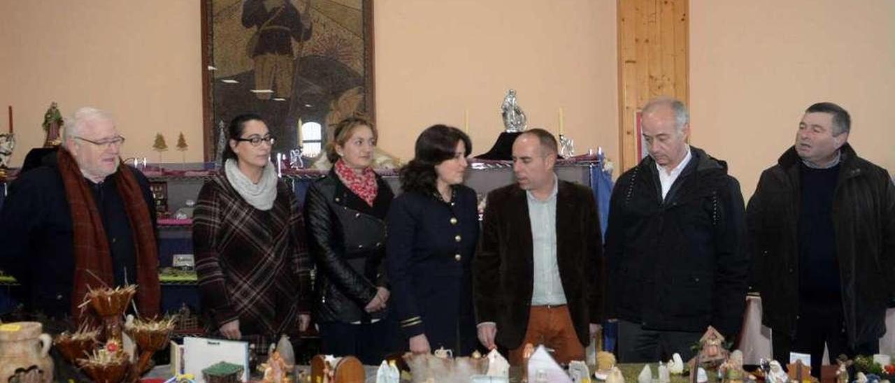 Un momento de la presentación de la exposición en el salón parroquial de Caleiro. // Noé Parga