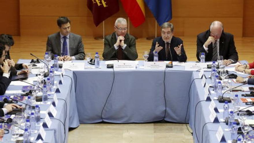 Valcárcel (fondo-2i), junto al presidente del Consejo Federal Español del Movimiento Europeo, Eugenio Nasarre (fondo-2d).