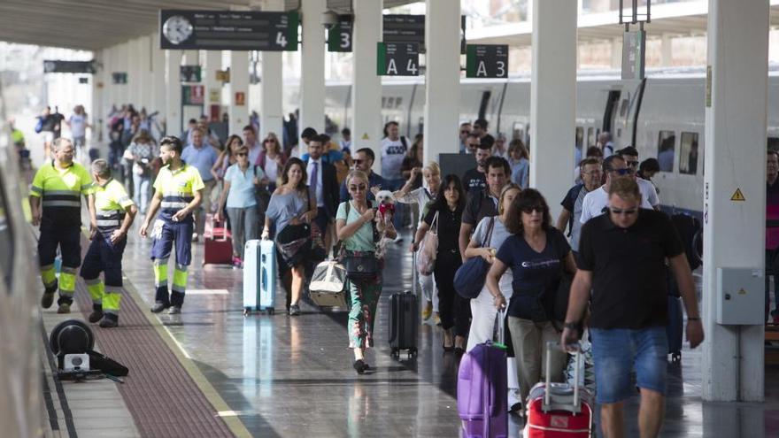 Tres grupos empresariales aspiran a competir con Renfe en el AVE &quot;privado&quot; Alicante-Madrid