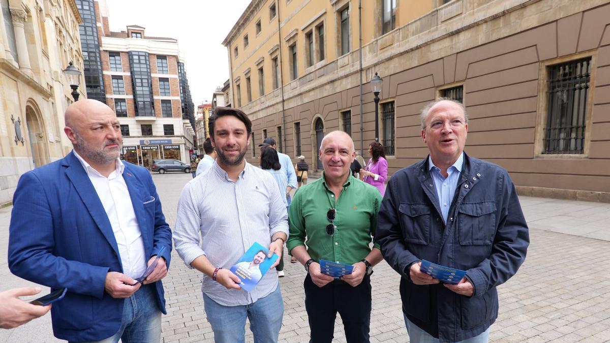 Por la izquierda, Guzmán Pendás, Andrés Ruiz, Abel Junquera y José Agustín Cuervas Mons en la calle Tomás y Valiente de Gijón, donde el PP inició su campaña sobre vivienda.