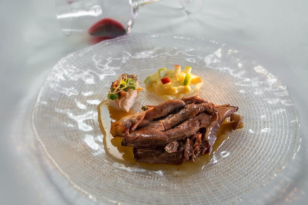 Jarrete de Tudanca: marinar siete horas en salmuera y confitarlo a baja temperatura y en vacío con una nuez de mantequilla. Emplatar el jarrete deshuesado y salsear con el jugo reducido de la bolsa. Acompañar con un puré de patata y una tosta con el tuétano del hueso