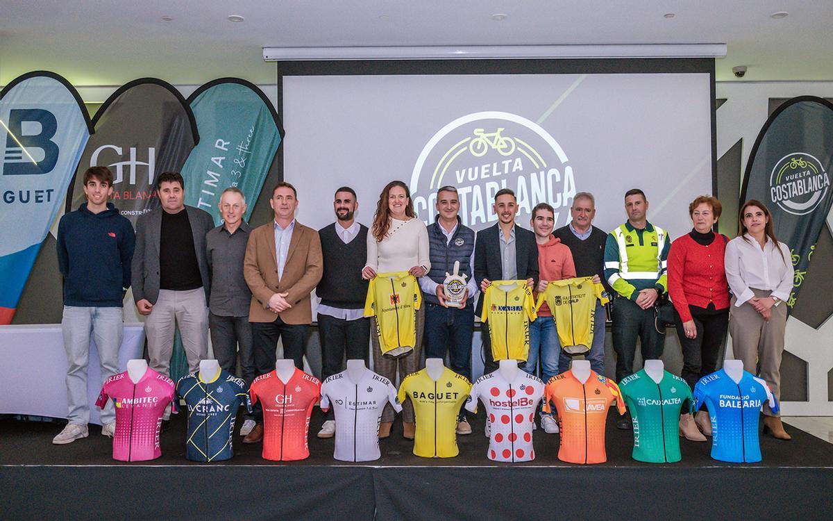 Patrocinadoes y organizadores de la II Vuelta Ciclista Costa Blanca durante su pressentacion.