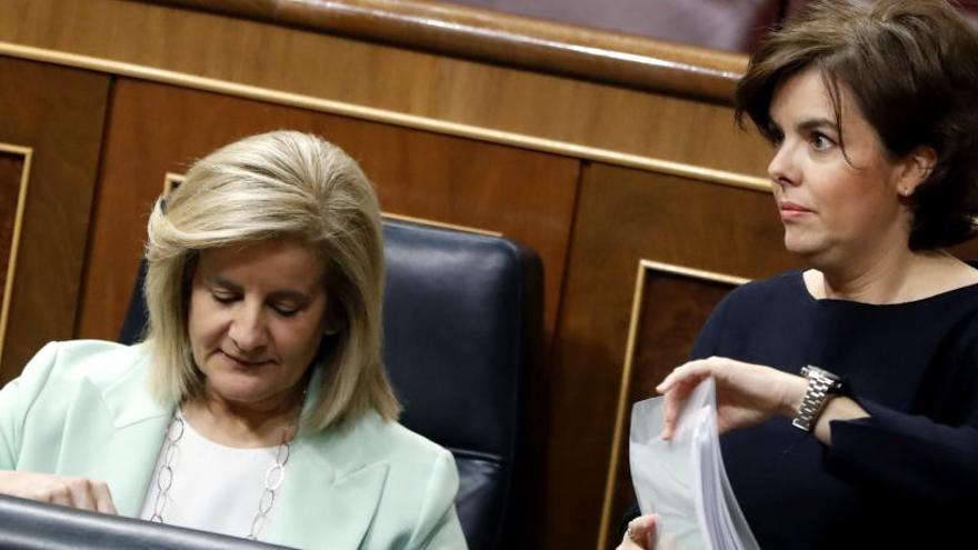 Fátima Báñez, junto a Santamaría en el Congreso.