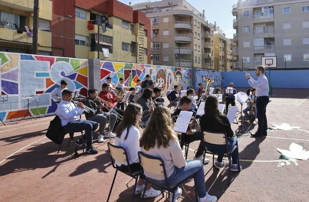 La Unión Musical Torrevejense colaboró en la celebración del día de la Paz del Colegio Cuba de Torrevieja