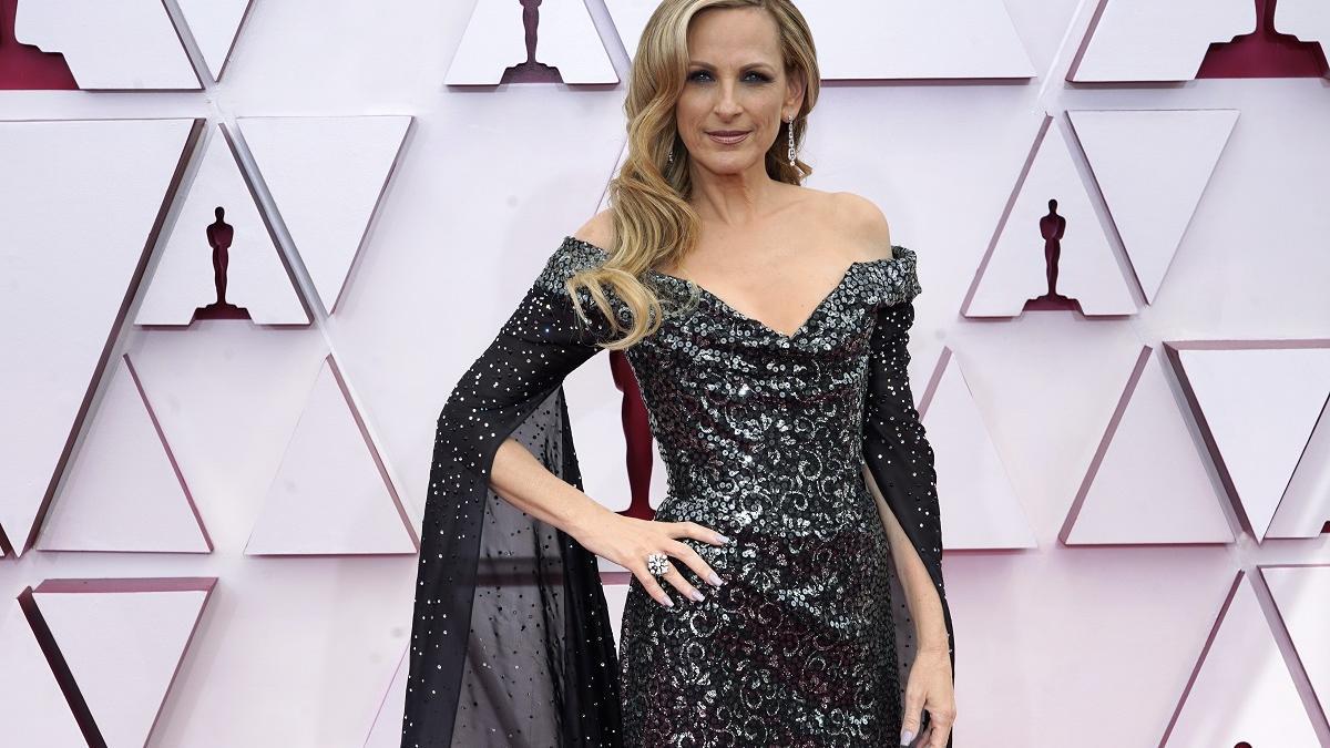 La actriz Marlee Matlin, con vestido de Vivienne Westwood, protagoniza uno de los grandes momentos de los Oscar 2021 al presentar en lengua de signos el premio de Mejor Documental