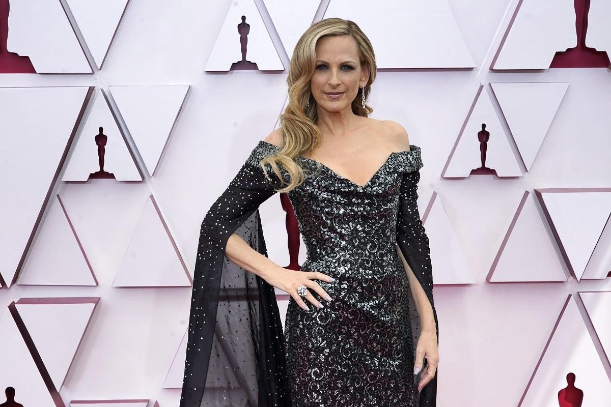 La actriz Marlee Matlin, con vestido de Vivienne Westwood, protagoniza uno de los grandes momentos de los Oscar 2021 al presentar en lengua de signos el premio de Mejor Documental