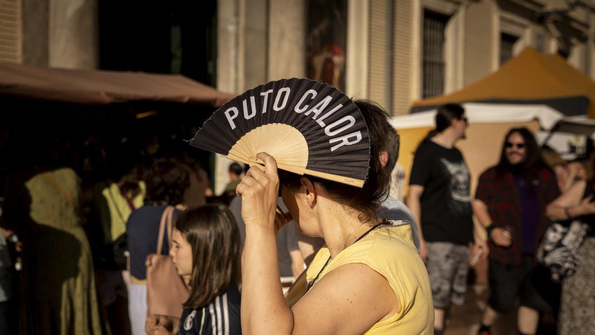 Una mujer se protege del sol con un abanico en Zaragoza