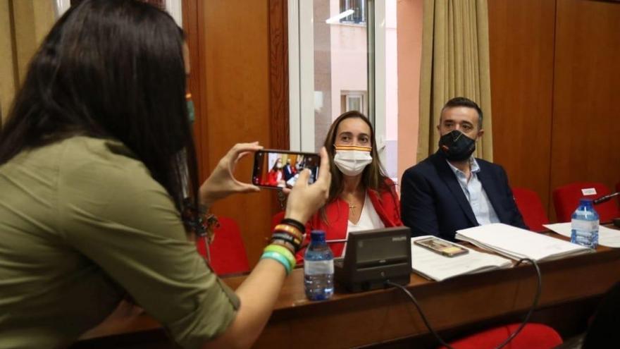 Paula Badanelli y Rafael Saco, concejales de Vox en el Ayuntamiento de Córdoba.