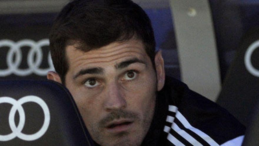 Iker Casillas en el banquillo del Bernabéu.