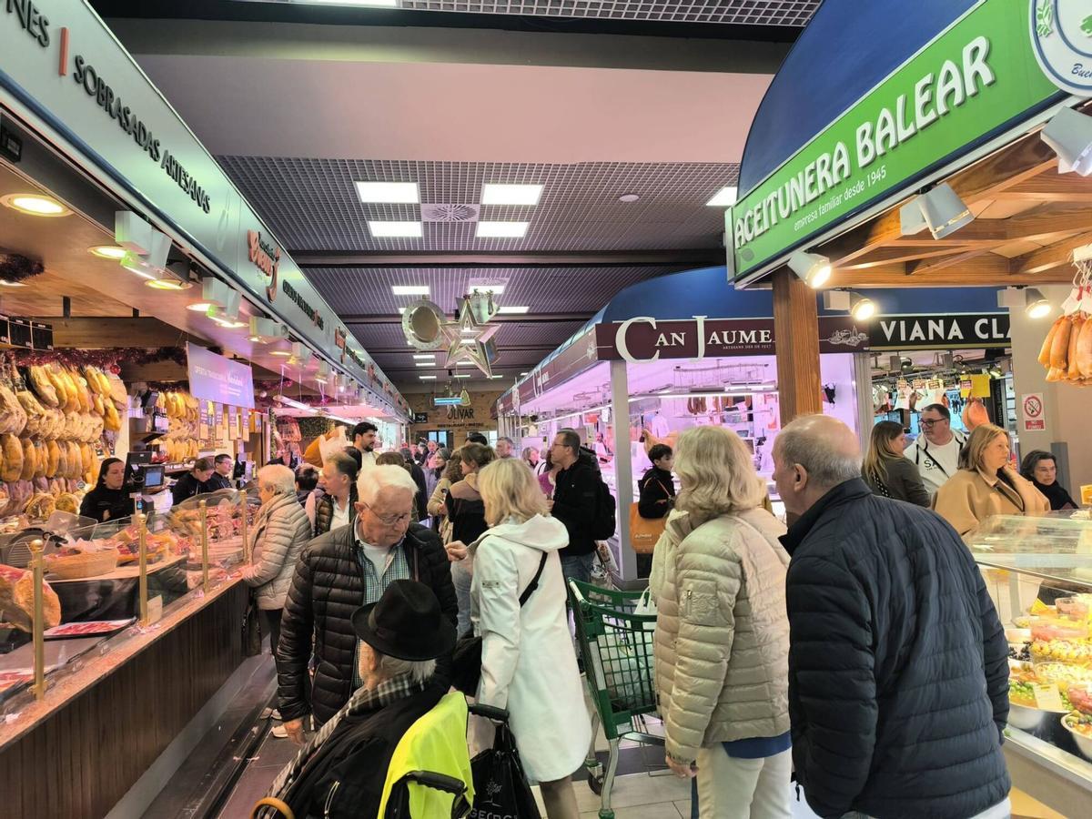 Imagen de archivo de una charcutería en el Mercat de l'Olivar.