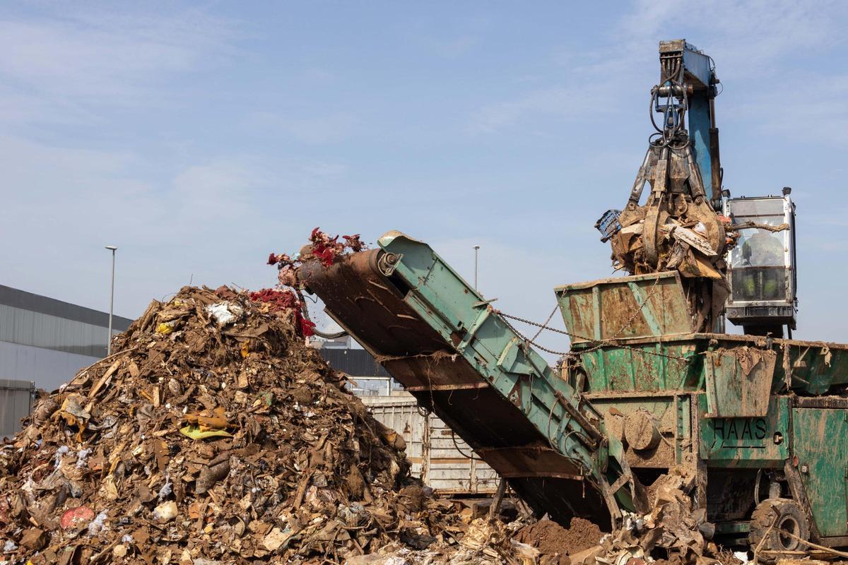 Trituradoras de residuos a pleno rendimiento en la planta de Los Hornillos en Quart de Poblet
