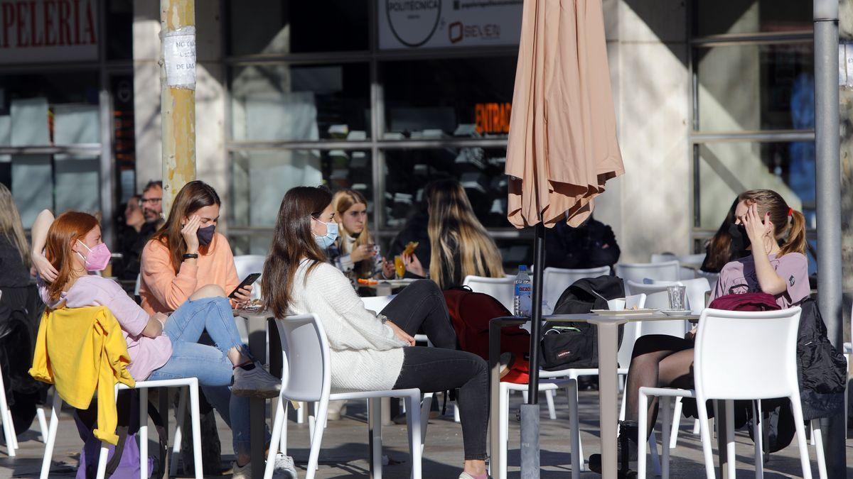 Imagen de archivo de personas en una terraza de València.