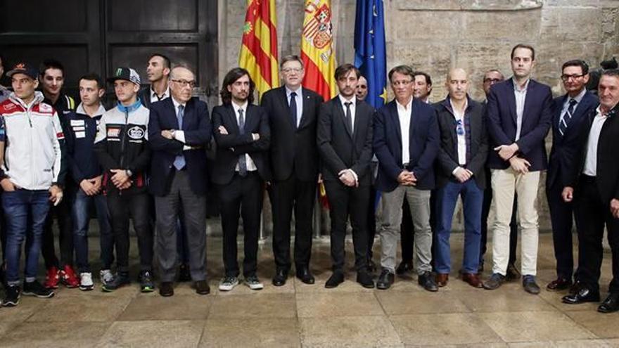 Los hijos de Ángel Nieto, junto a Ximo Puig y varios pilotos que asistieron ayer al homenaje al legendario piloto.