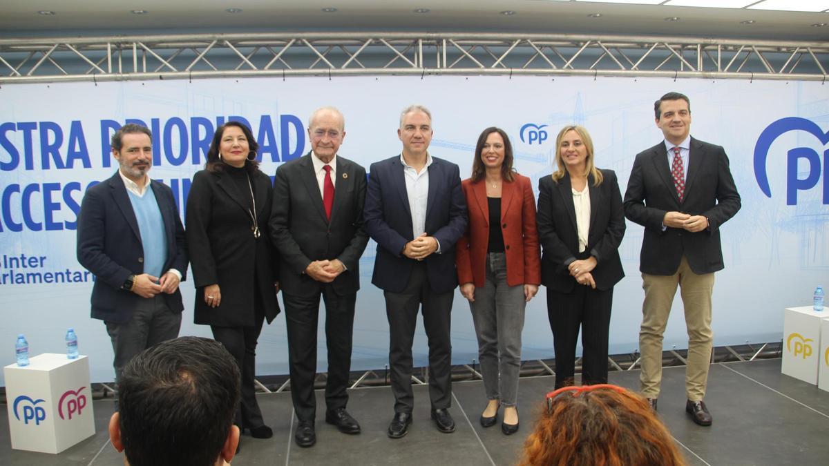 José Ramón Carmona, Carmen Crespo, Paco de la Torre, Elías Bendodo, Rocío Díaz, Marifrán Carazo y José María Bellido, en el acto sobre vivienda del PP.