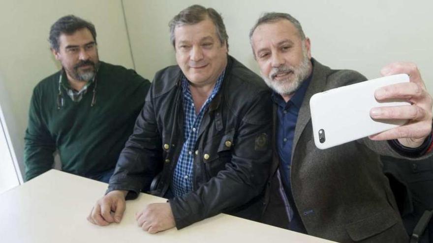 De izda. a dcha., Lemos, Rodríguez y García Patiño escenifican ayer el pacto con un improvisado &#039;selfie&#039;.