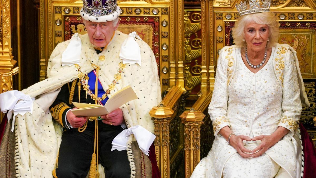 El rey Carlos de Inglaterra, junto a Camila, durante el discurso de apertura del Parlamento, este martes en la Cámara de los Lores.