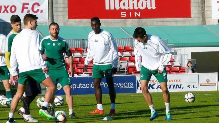 Birane Ba, participando en un rondo con sus nuevos compañeros del Coruxo. // José A. Díaz