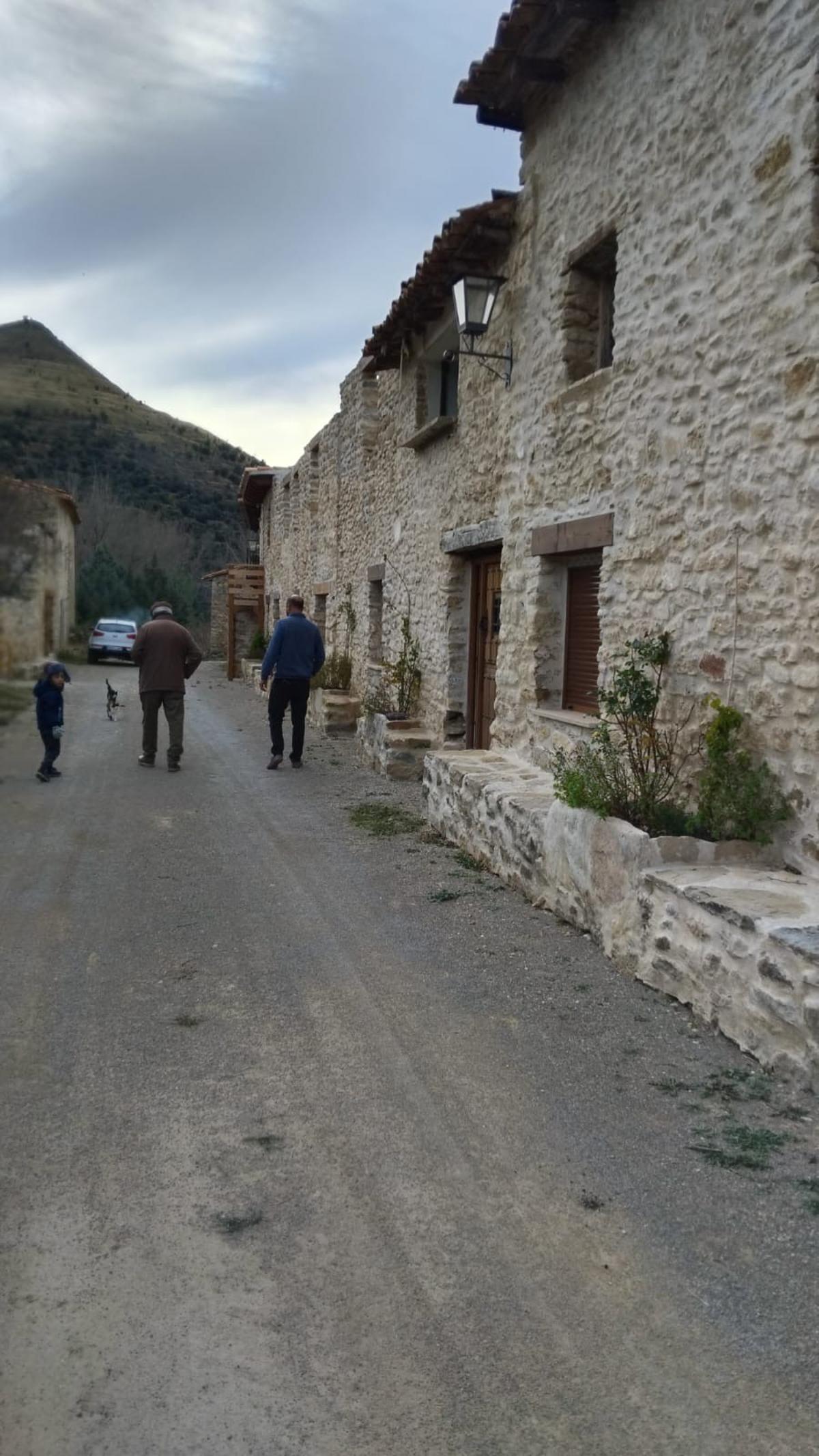 Donde antes había ruinas hoy empiezan a levantarse  viviendas rehabilitadas para alojamientos rurales y segundas residencias sostenibles.