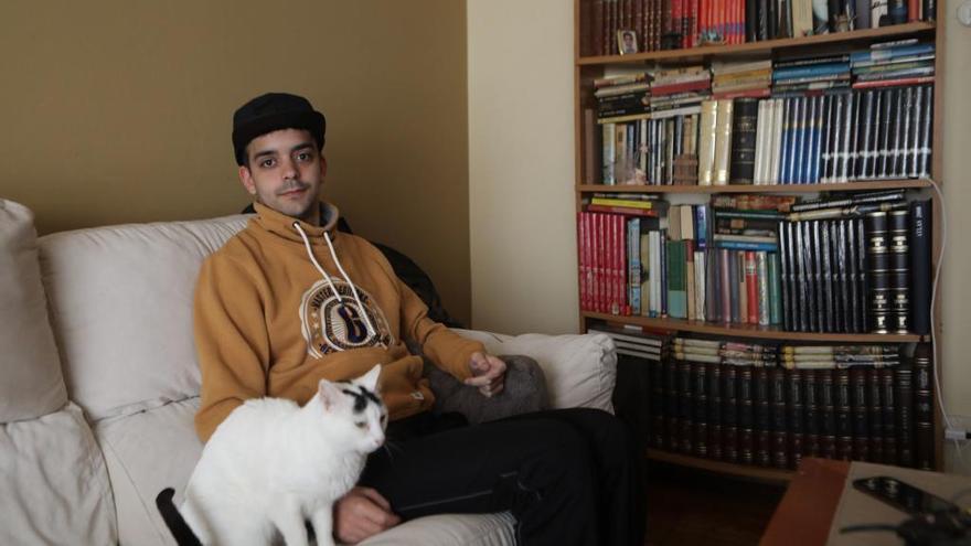 El joven Germán Fernández, en su casa.