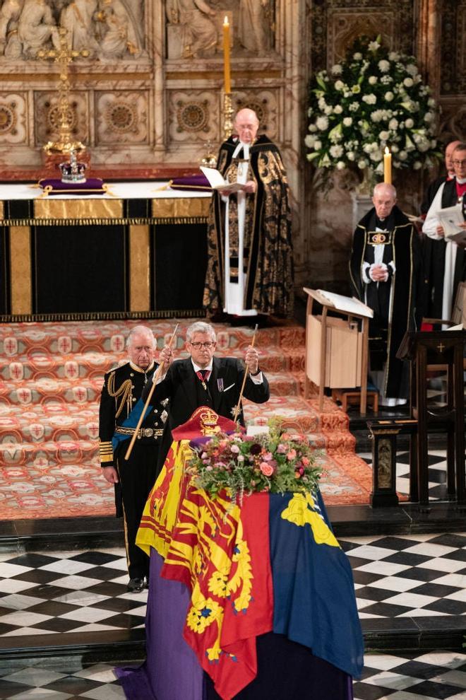 Rotura de la vara de oficio funeral isabel ii