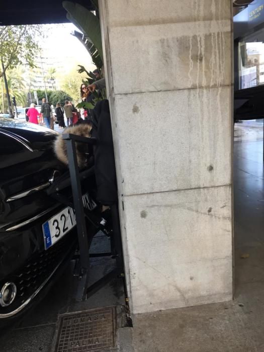 Pánico en el Paseo de Mallorca al subirse un coche a la acera