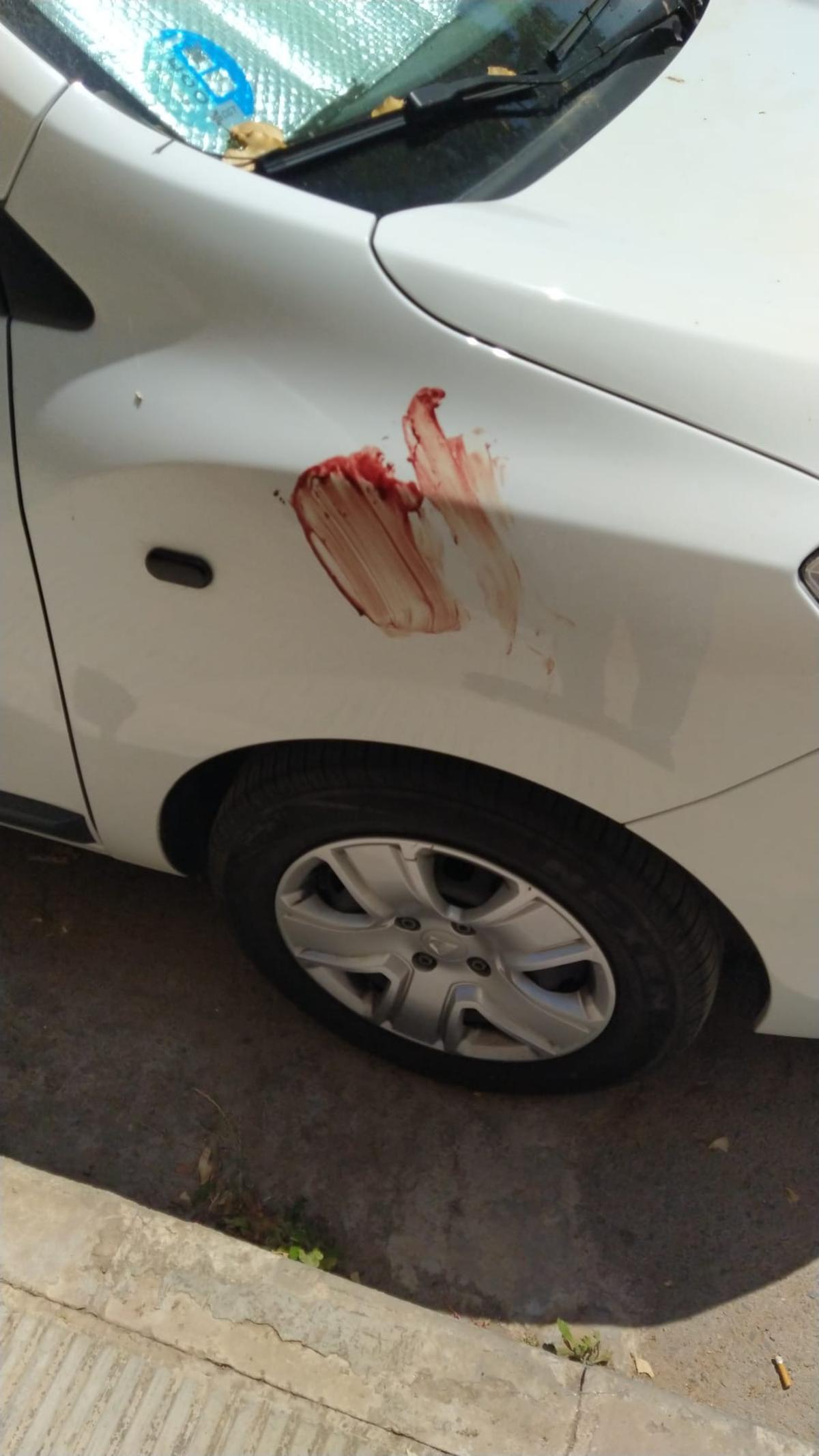 Mancha de sangre en un coche en el que se apoyó el herido.
