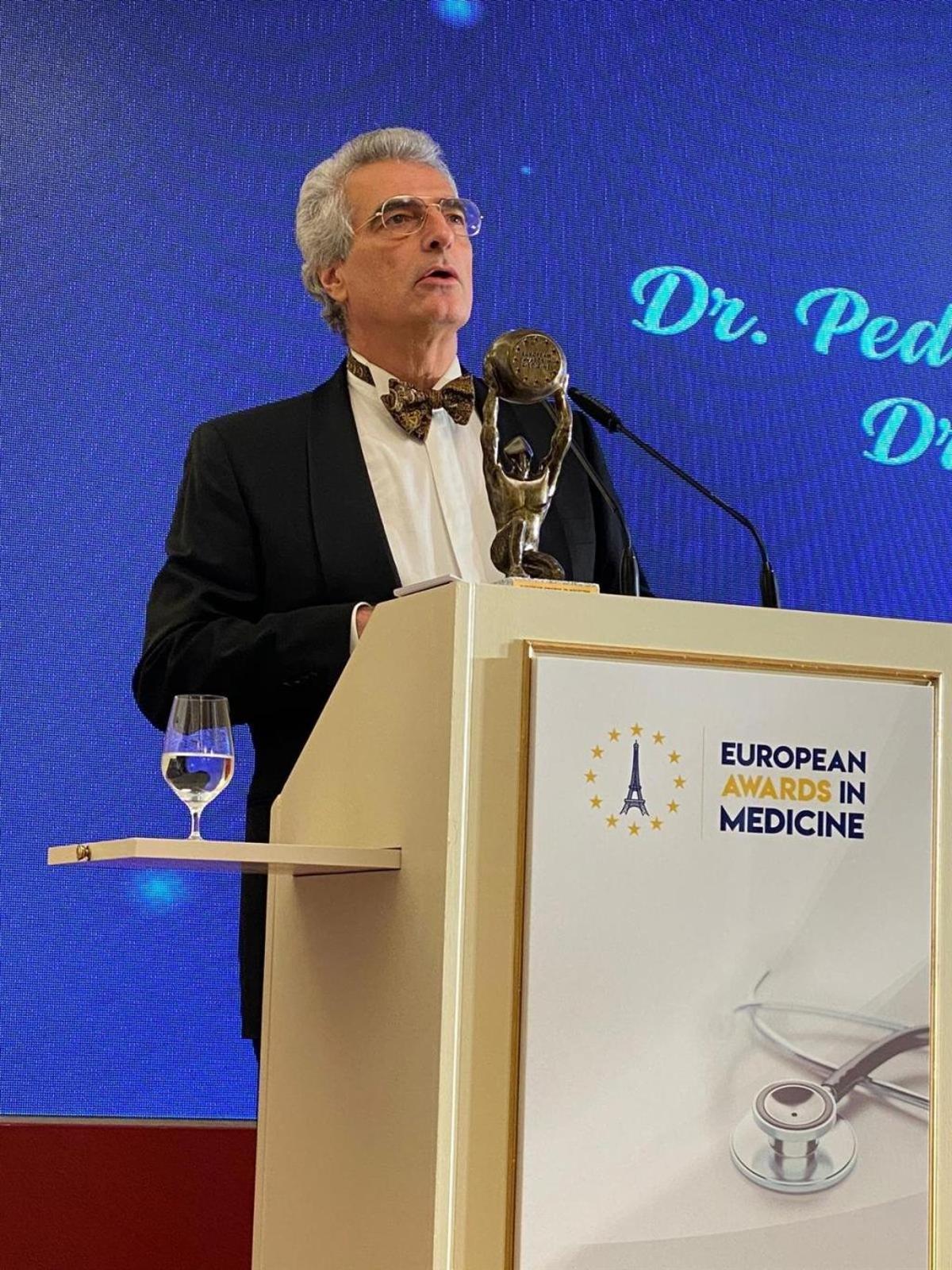 El doctor Franco Lugnani recogiendo el premio al Centro Internacional de Criocirugía por su investigación contra el cáncer.