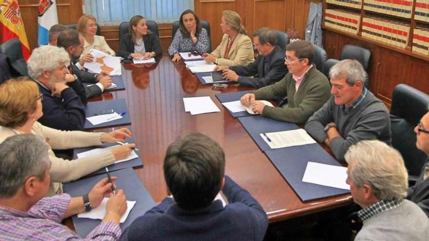 Asistentes a la comisión de seguimiento de los núcleos del litoral, celebrada ayer en el Concello de Marín. // S.A.