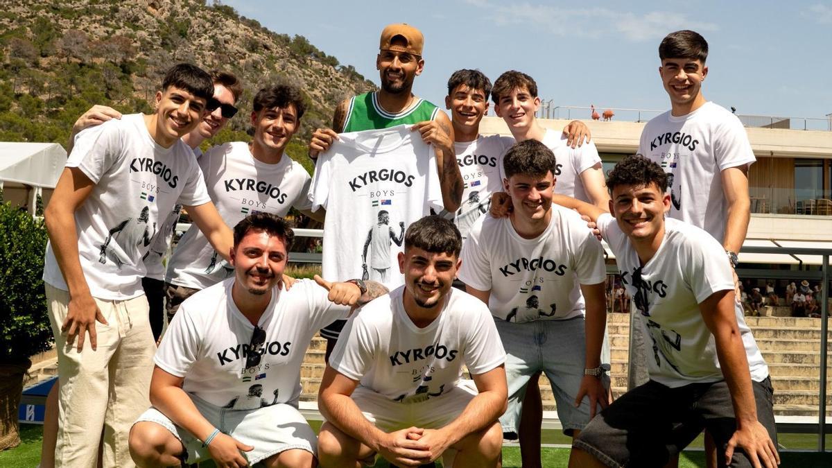 Kyrgios, con un grupo de fans en Mallorca.