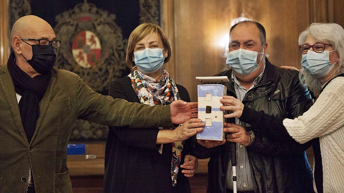 Jorge Luis Suárez, Mariví Monteserín, Andrés Mayor y Ángeles González, ayer, con el premio “Voluntariado 2020” en el salón de recepciones del Ayuntamiento de Avilés. | Eliana Lamata