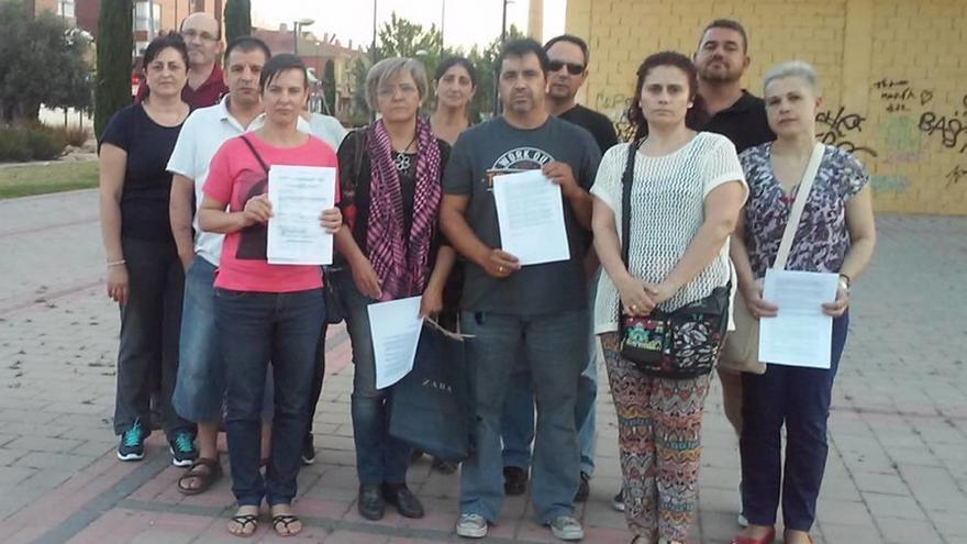 Los padres presentaron ayer sus quejas en el centro.