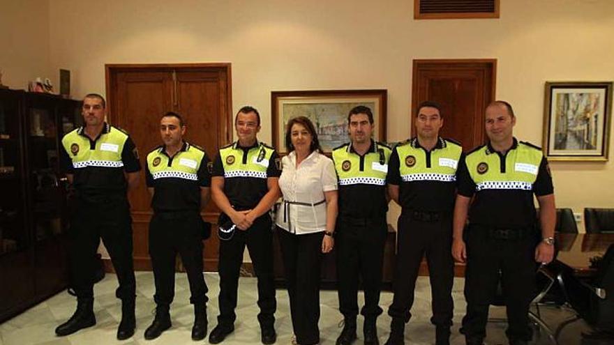 Los seis nuevos agentes de la Policía Local de Elda, ayer junto a la alcaldesa.