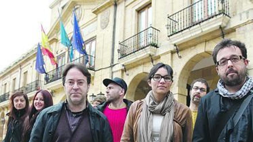 Integrantes del colectivo SOS Cultura, ayer, en la plaza del Ayuntamiento.