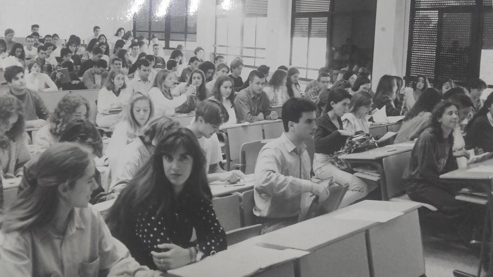 Un aula de la Facultad de Económicas, hasta la bandera, en 1995