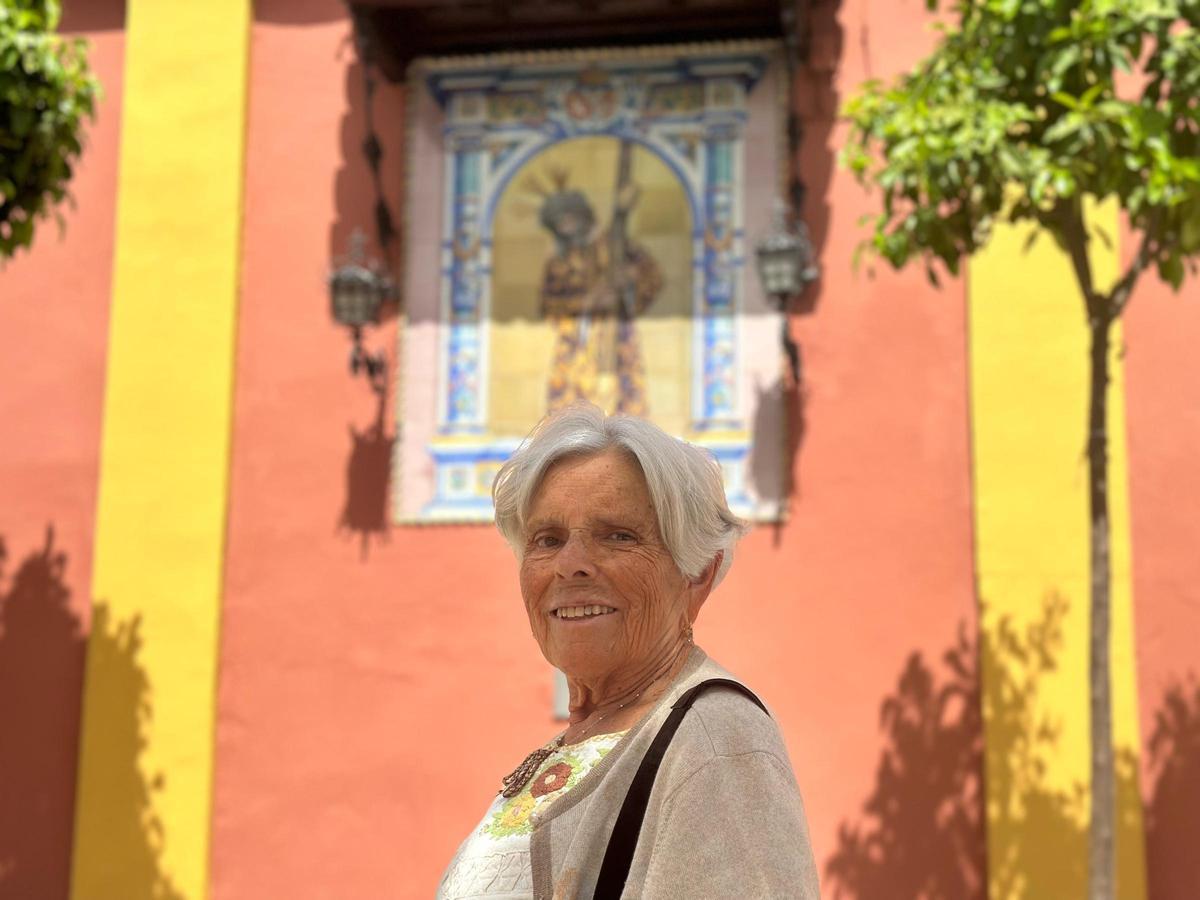 Araceli, una vecina del barrio de San Lorenzo, posa frente al azulejo del Gran Poder.