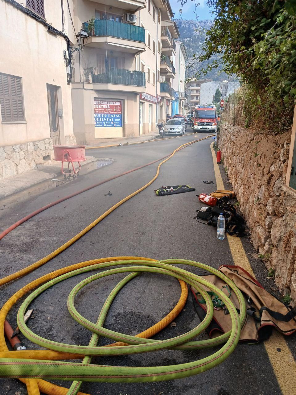 Los Bombers de Mallorca apagan el fuego de la carpintería