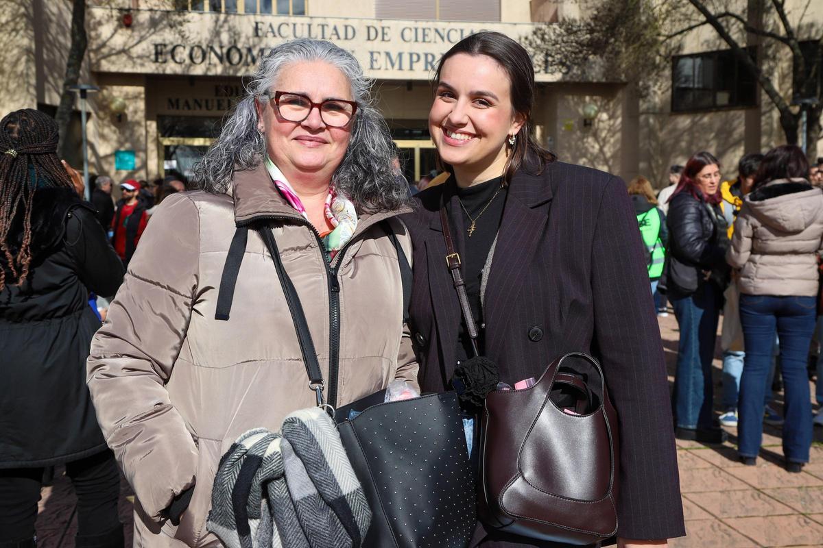 María del Carmen Calderón y su hija Luna Gómez, instantes antes de comenzar el examen MIR.