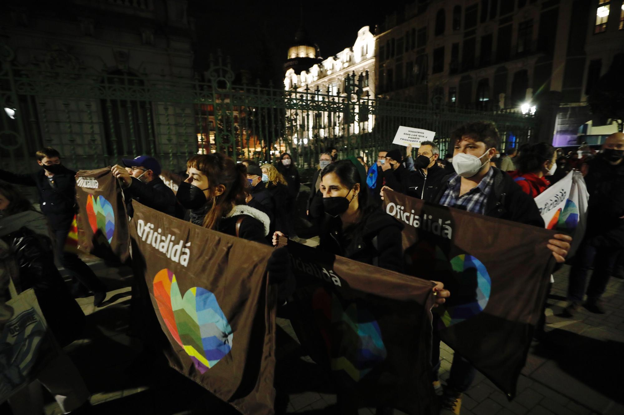 El asturianismo se concentra en la Junta para pedir la oficialidad del asturiano