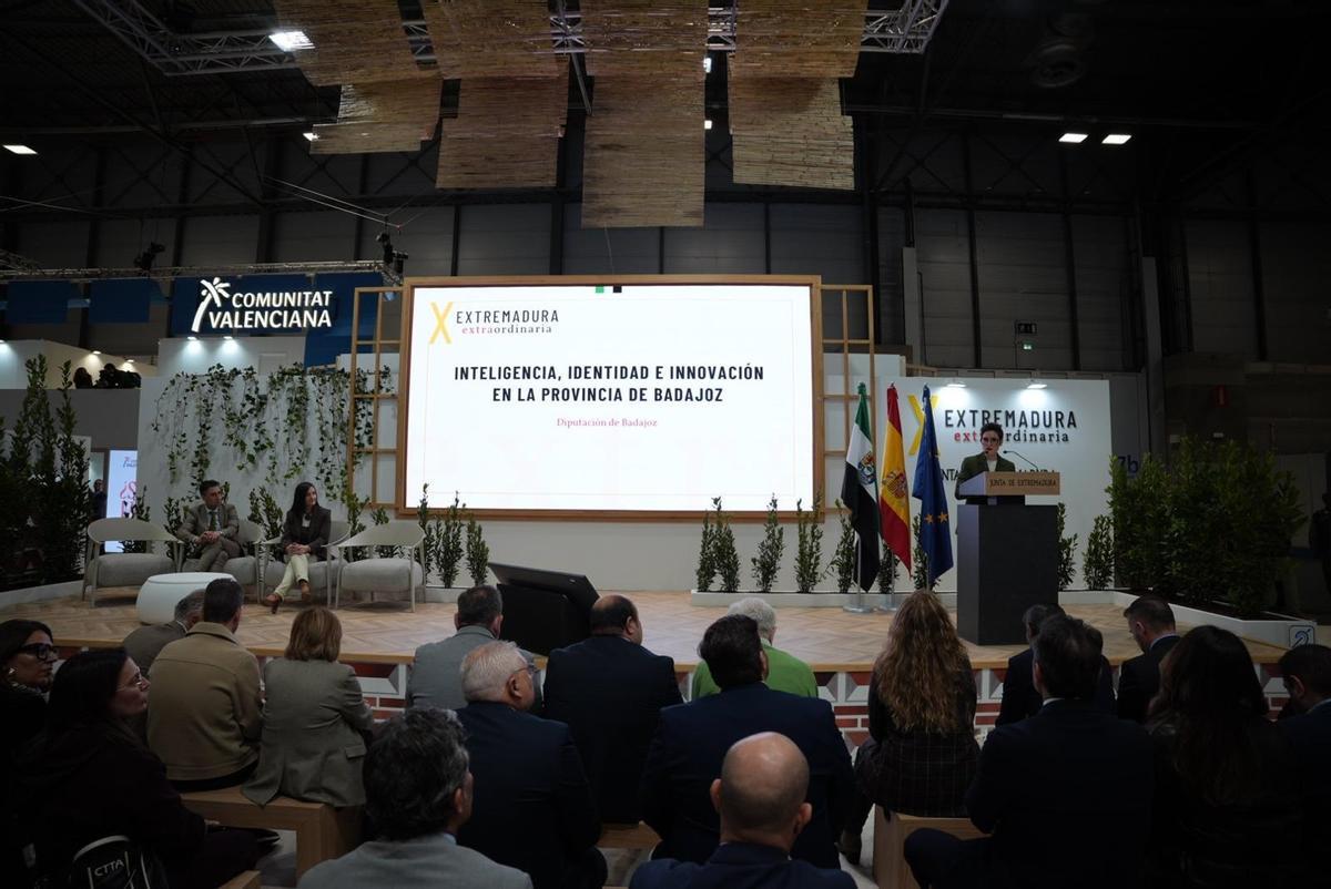 Raquel del Puerto, presidenta de la Diputación de Badajoz, durante la presentación en Fitur.