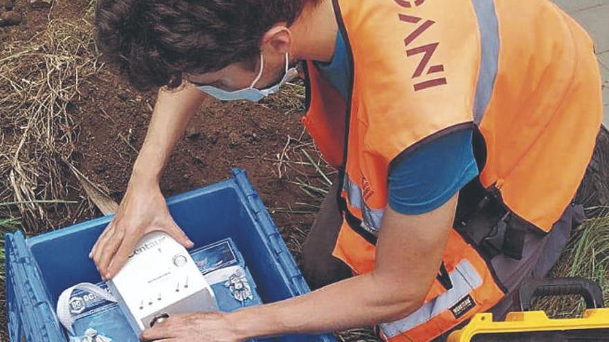 Un técnico del Involcan junto a una estación sísmica.