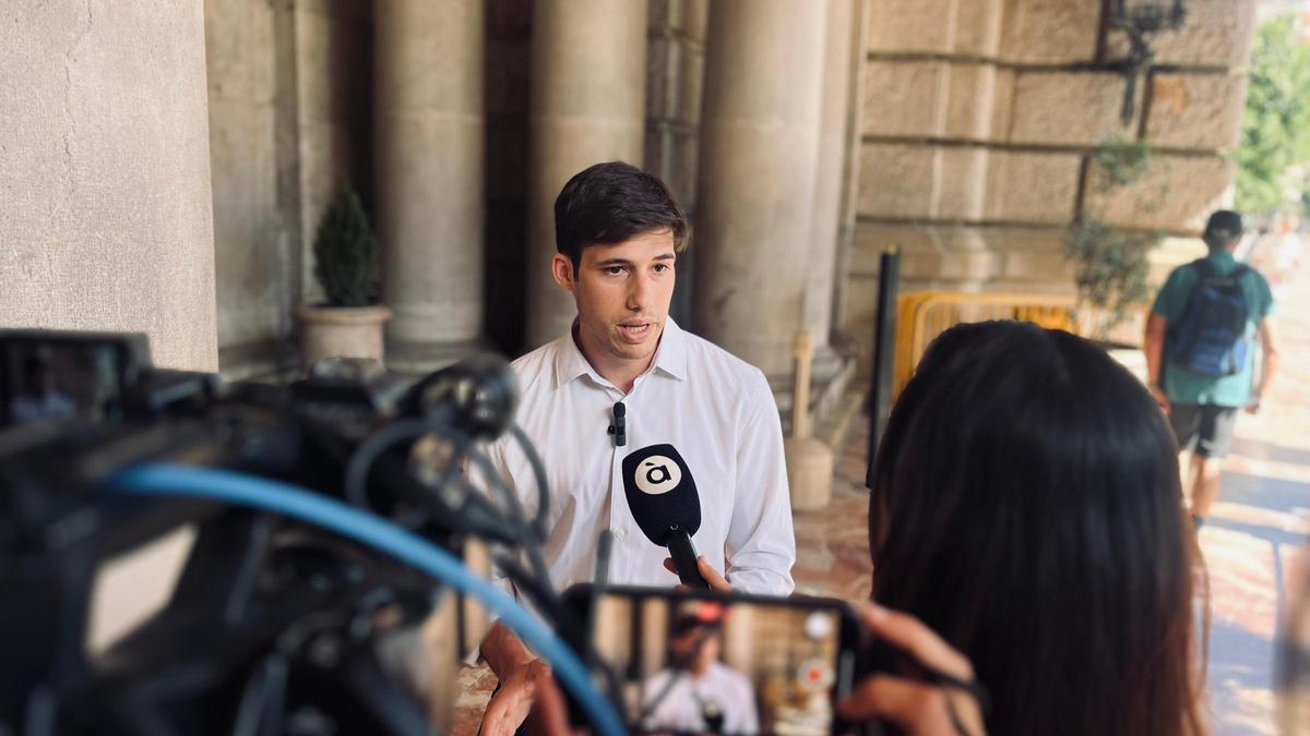 Borja Sanjuán, a la salida del Ayuntamiento de València