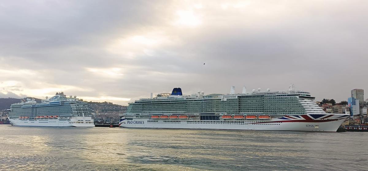 La doble escala del Iona y del Sky Princess, esta mañana en el puerto de Vigo.