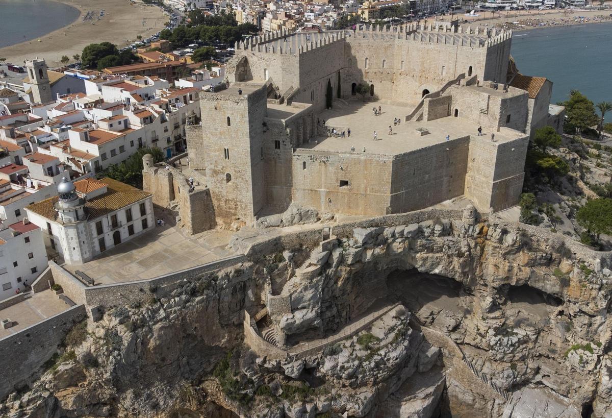 El castillo de Peñíscola está emplazado en la zona más alta del peñón de roca, alcanzando una altura de 64 metros sobre el nivel del mar