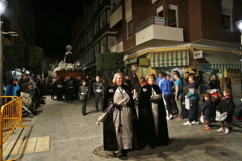 Algunas de las imágenes decanas de la Semana Santa se acercaron al mar y los paseos en Martes Santo