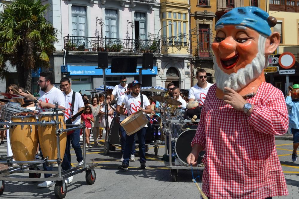 Tradicional desfile de gigantes y cabezudos en Luarca