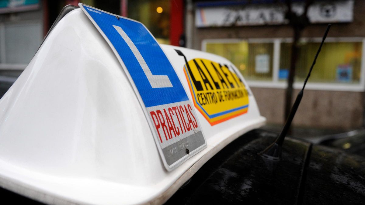 Coche de prácticas de una autoescuela. Coche de prácticas de una autoescuela.