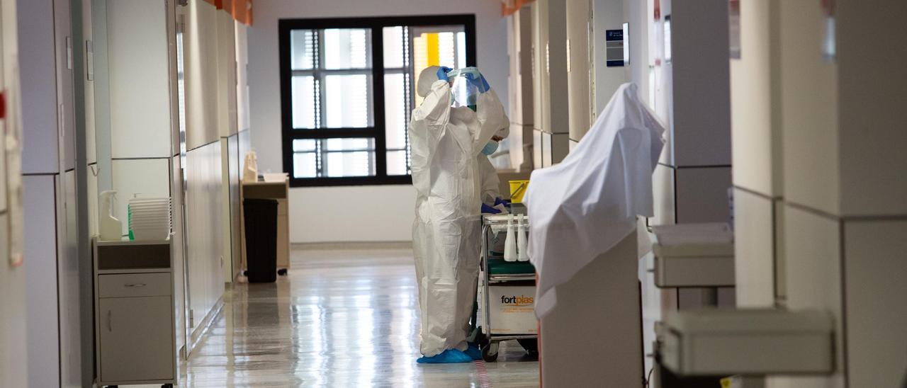 Imagen de archivo de una enfermera en el Hospital Can Misses de Ibiza, durante la pandemia.