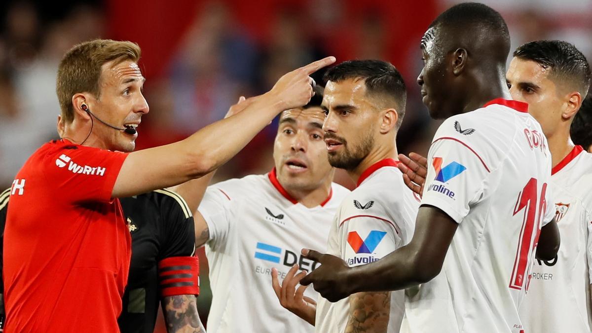 Pizarro Gómez expulsa a Gueye ante la indignación de los jugadores del Sevilla.
